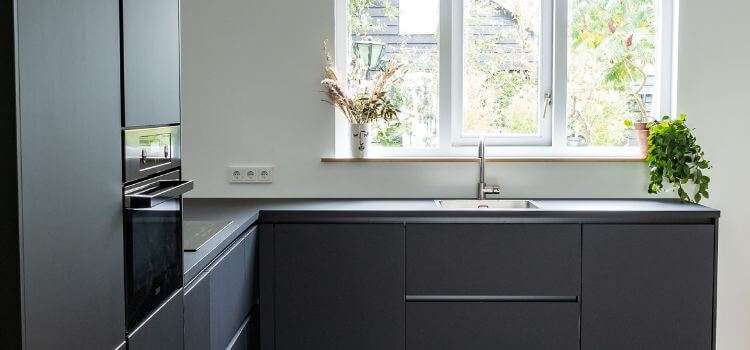 Are Black Kitchen Cabinets in Style 