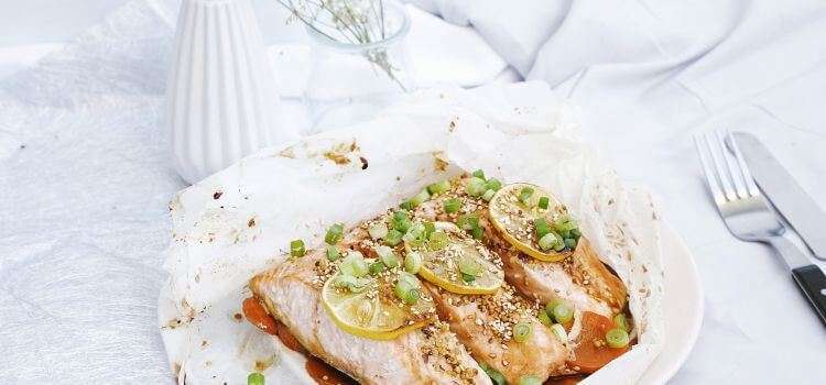 How to bake salmon stuffed with crabmeat