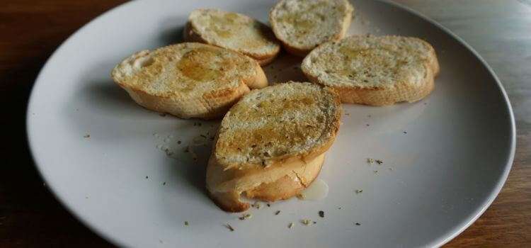How to toast bread in oven with butter and garlic
