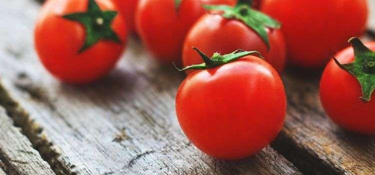 Can you cook tomatoes in stainless steel
