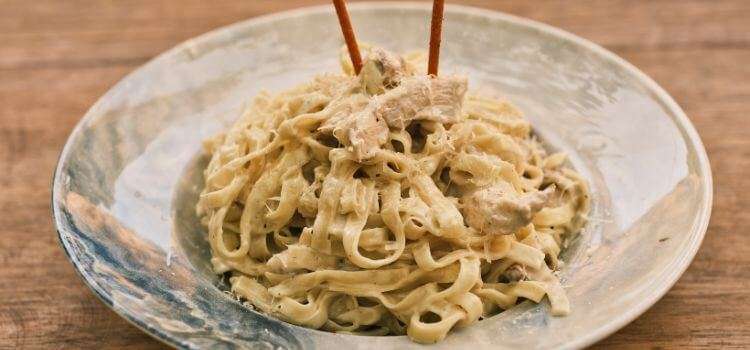 How to make chicken alfredo with jar sauce